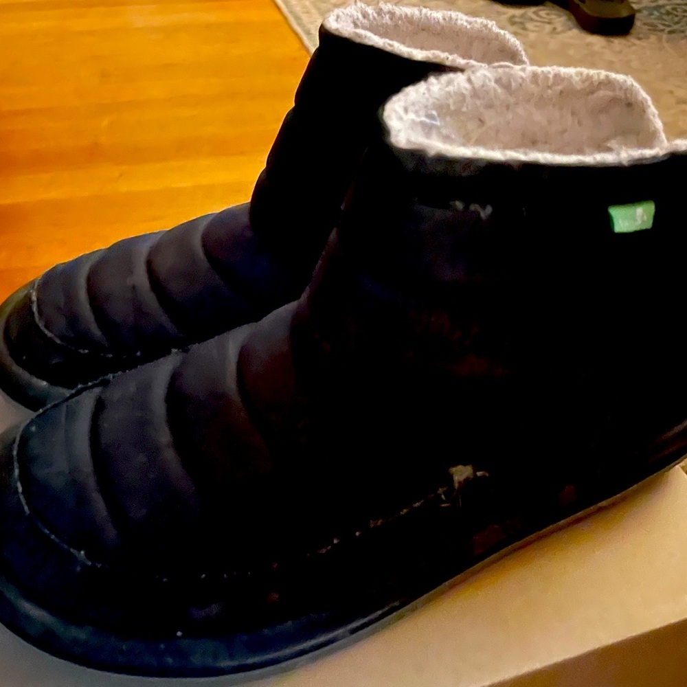 Size 10 comfy sanuk boot with the fur
